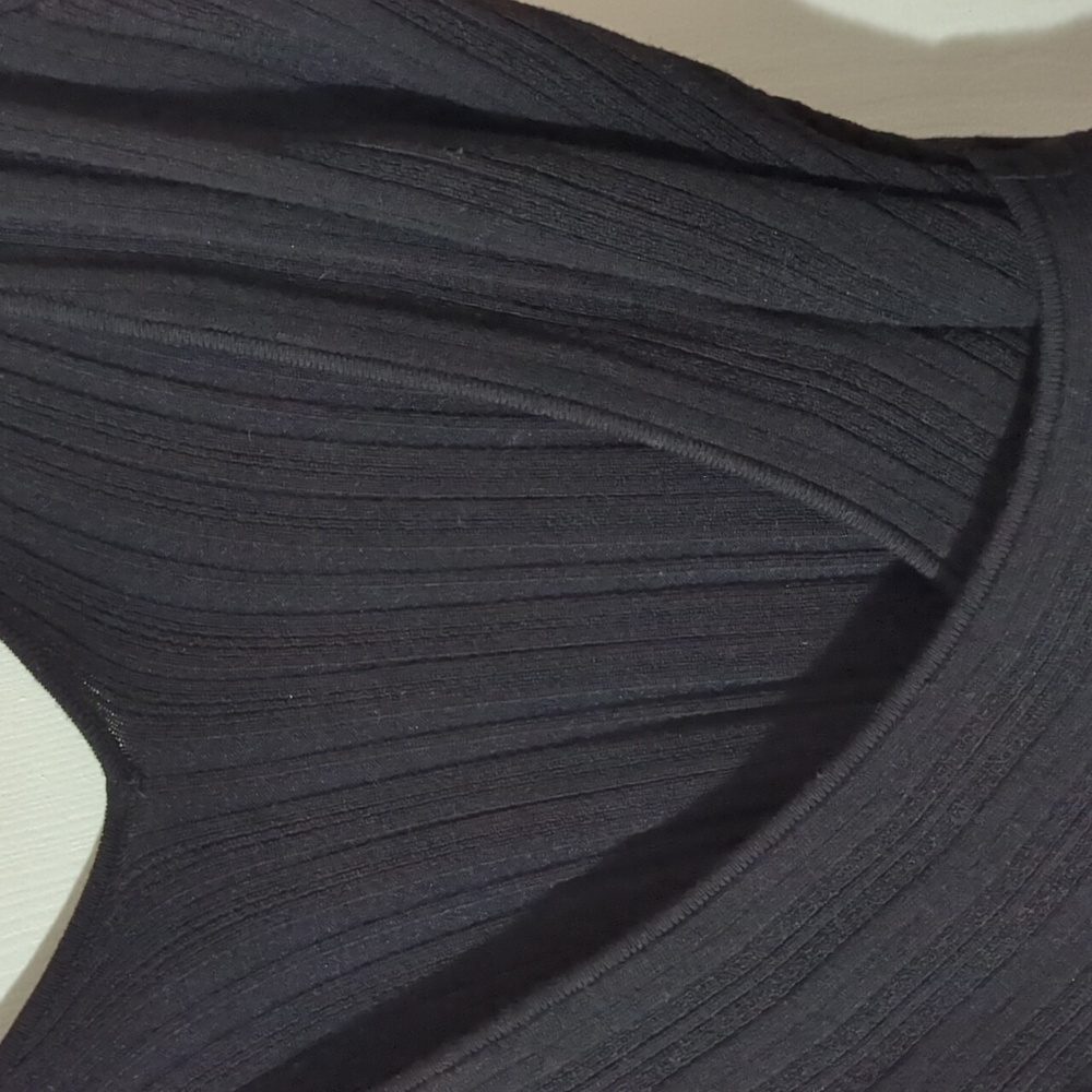 GUESS Ribbed V-Neck Low Back Sweater - Picture 3 of 5